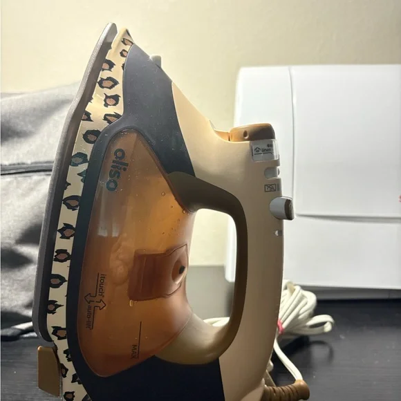 Oliso x Mimi G Leopard Print Smart Iron - Picture 3 of 4